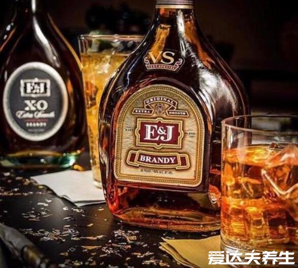 白蘭地是什么酒怎么喝，是水果發(fā)酵的高酒精度蒸餾酒容易入口