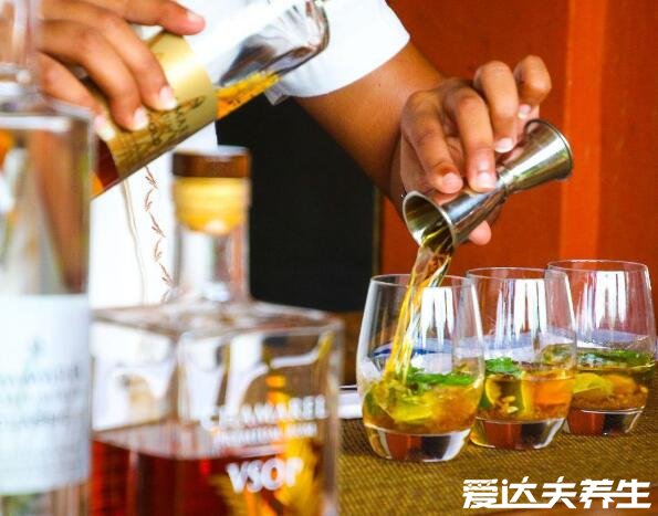 白蘭地是什么酒怎么喝，是水果發(fā)酵的高酒精度蒸餾酒容易入口