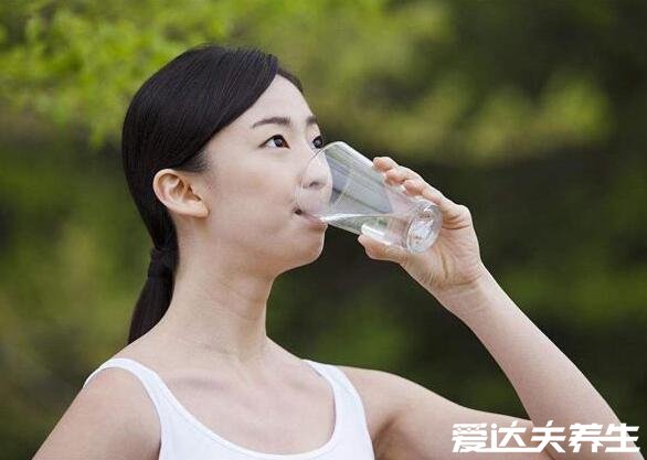 8杯水正確喝水時間表，合理安排喝水時間提神又減肥