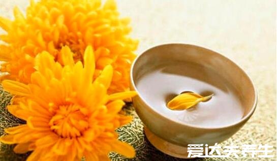 重陽節(jié)有哪三個風(fēng)俗，登高郊游/祭祀敬老/賞菊