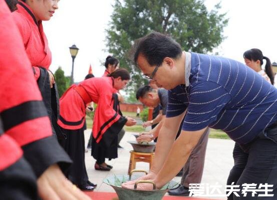 重陽節(jié)有哪三個風(fēng)俗，登高郊游/祭祀敬老/賞菊