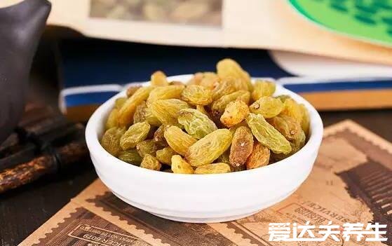 吃葡萄干有什么好處，不僅能潤腸通便還能補血養(yǎng)顏