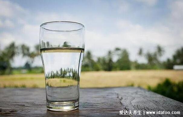 降尿酸的8種食物，每天喝1500-2000ml的白開(kāi)水最簡(jiǎn)單有效