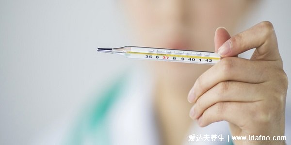 溫度計(jì)怎么看水銀線水銀體溫計(jì)怎么看，轉(zhuǎn)動體溫計(jì)就行(附圖解)