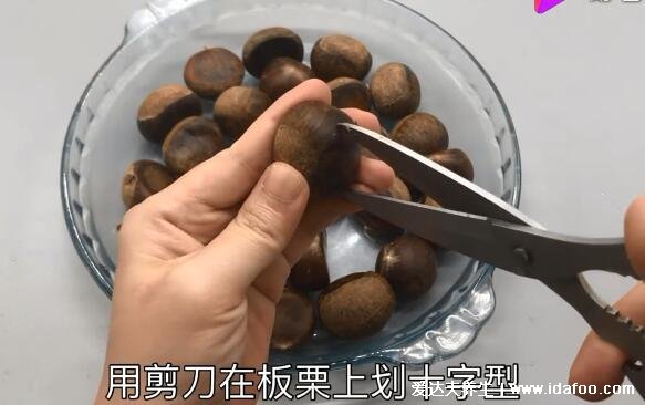 板栗怎么煮好吃又簡單，美味糖炒板栗自己也能做(附視頻做法)