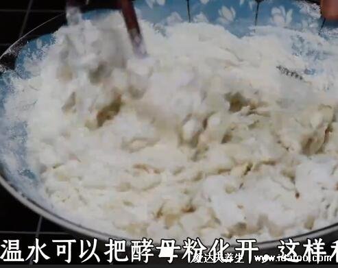 發(fā)面饅頭怎么做又軟又香，加了豬油和白糖(用溫水化酵母粉)