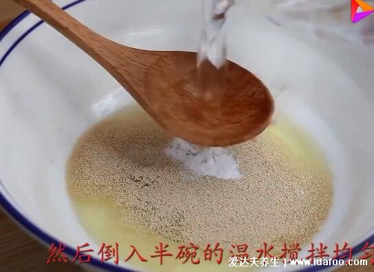 酵母發(fā)面蒸饅頭技巧，注意用不超過(guò)30度的溫水(含香甜饅頭具體步驟)