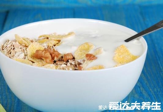 燕麥片的熱量高嗎，熱量高但適宜減肥期間食用(367大卡/100克) 