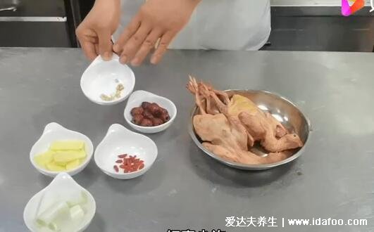 鴿子湯怎么燉好喝又營養(yǎng)，從鴿子宰殺就錯了難怪不好喝(附視頻做法) 