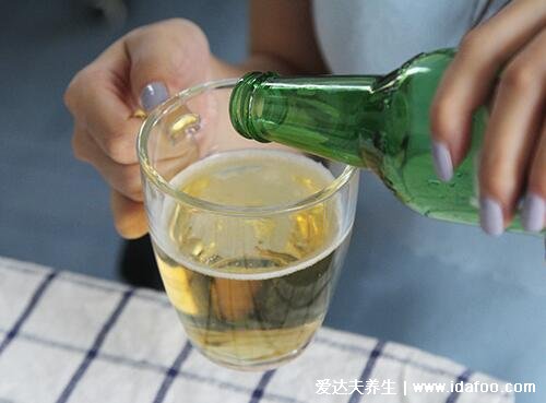 過(guò)期啤酒能喝嗎，不能喝危害身體健康小心中毒(但是也有用途)