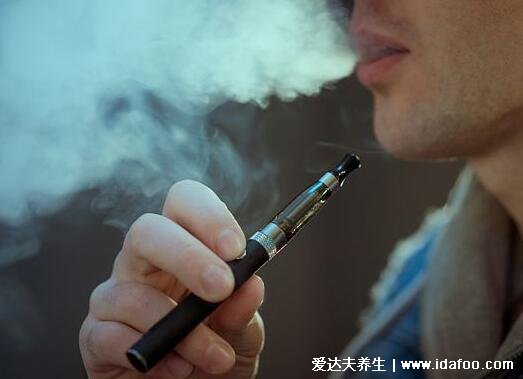 電子煙對人體的危害有多大，抽2年電子煙身體像60歲老煙民的肺！