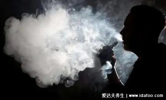 電子煙對人體的危害有多大，抽2年電子煙身體像60歲老煙民的肺！