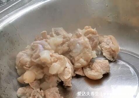 豬腳燉什么好吃，和白蘿卜一起燉鮮香不油膩(附視頻做法)