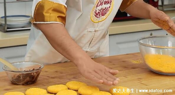 南瓜餅怎么做又酥又脆，從調(diào)制南瓜餅開始教你制作(附詳細(xì)步驟視頻)