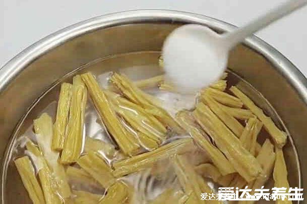 腐竹怎么泡最快最松軟，弄成小段溫水泡加入食鹽即可(也可借助微波爐)