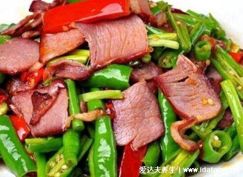 臘肉炒什么好吃，可以炒芹菜胡蘿卜/蒜苗/尖椒/蒜苔(蒜苗不是蒜苔)