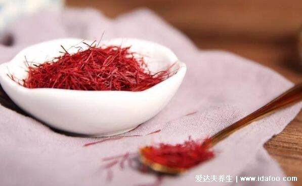 藏紅花怎么吃用法用量，5-10根泡水喝花絲可以吃(4類人不適合)