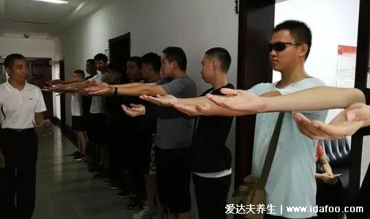 肘外翻圖片與正常胳膊對比，大于15度不符合征兵條件