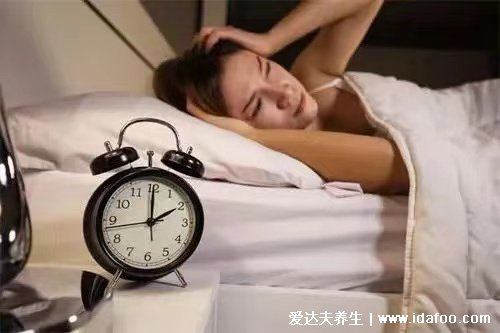 肝臟與睡眠關(guān)系密切，肝臟不好，睡覺會有5個異常表現(xiàn)